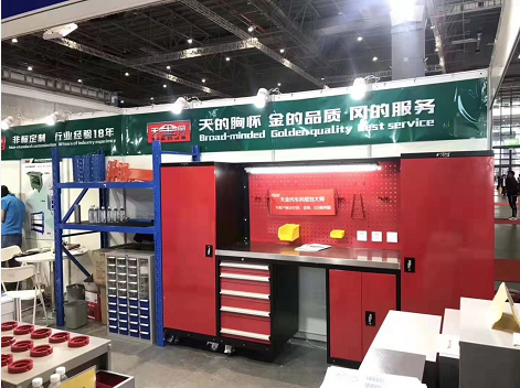 中国国际五金展第一天，在L129展位的工具柜厂家天金冈人气爆棚